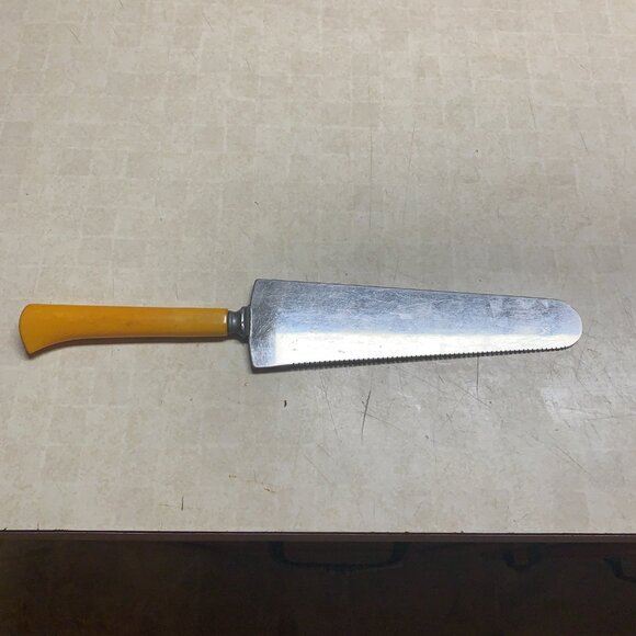 Vtg Stainless Steel Serrated Cake Pie Server Knife Butterscotch Bakelite Handle - Picture 4 of 6